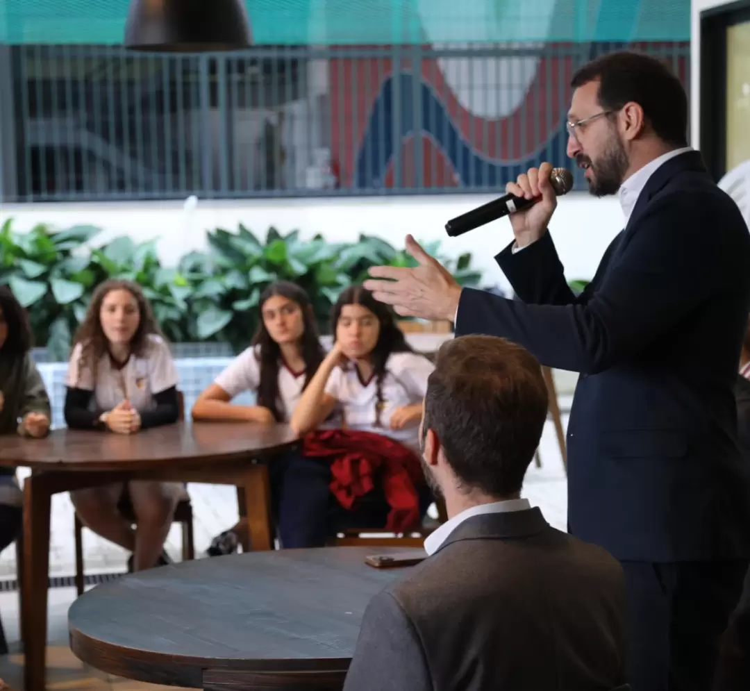 Visita do diretor da RJE reforça vínculos e missão educativa em rede