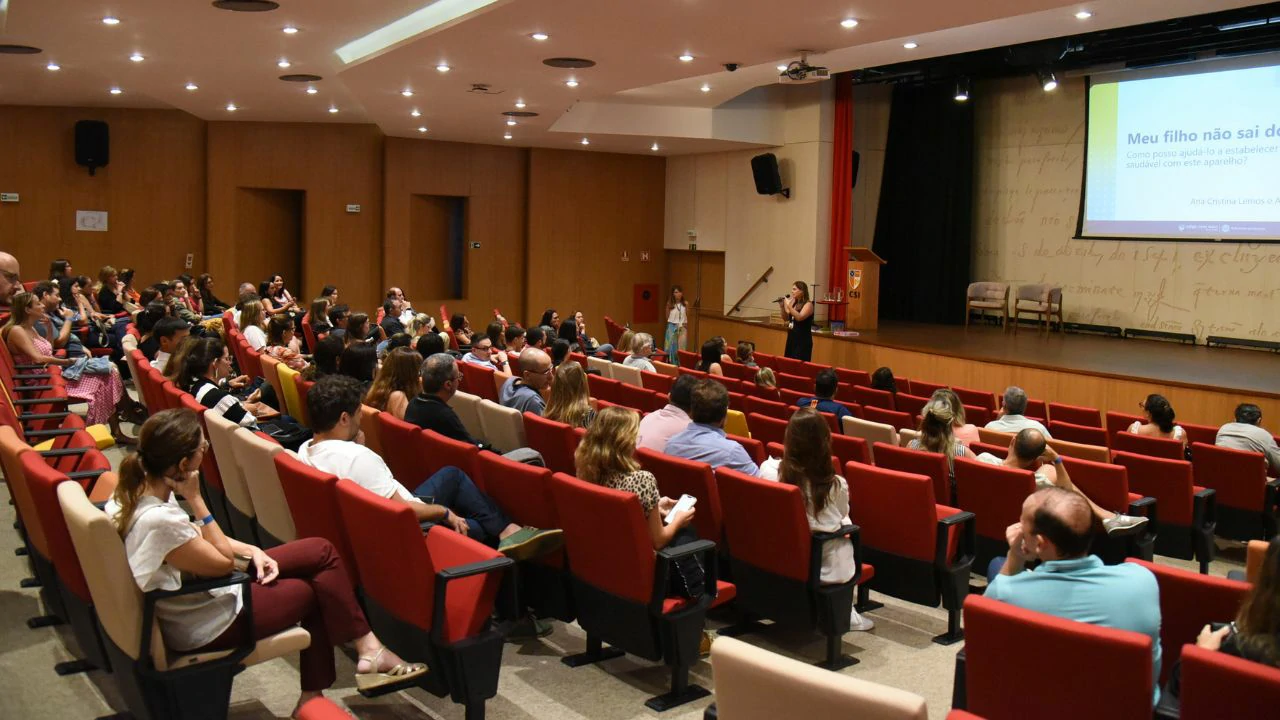 Famílias do CSI participam de palestra sobre uso do celular e exposição excessiva a telas