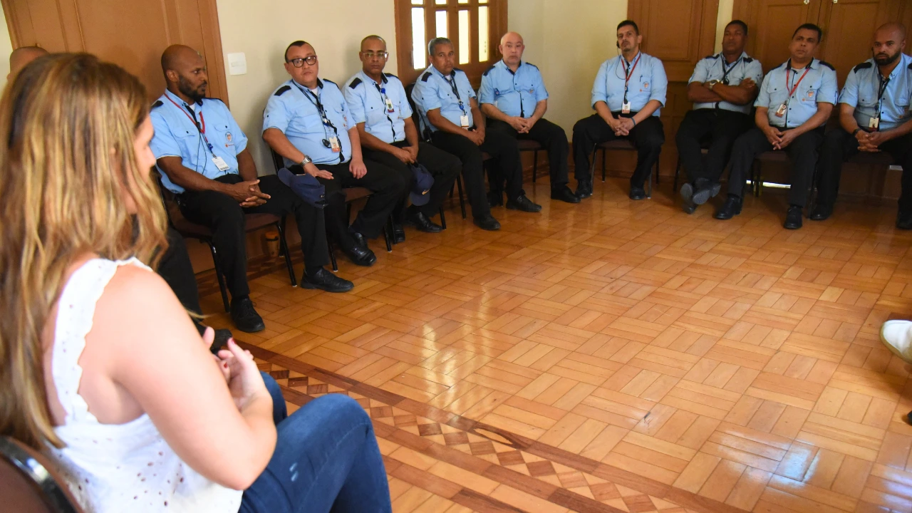 Equipe da Portaria recebe treinamento para fortalecer segurança e acolhimento escolar